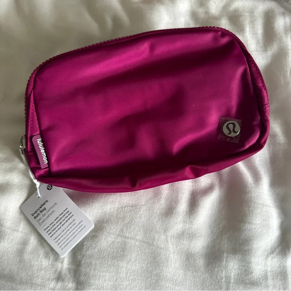 🆕🩷 Lululemon Everywhere Belt Bag Wild Berry - Picture 1 of 6